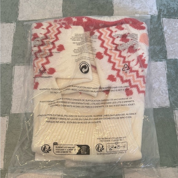 NWT Amazon Sweater - Red and Cream Heart Pattern Size Small - Picture 2 of 2